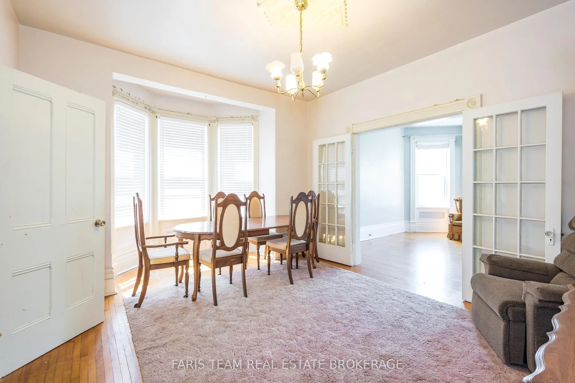 9 Borland Street E
