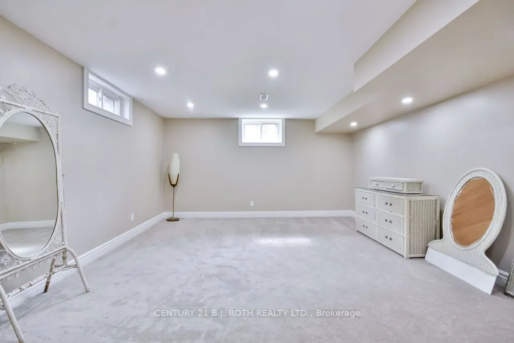 12 Noraline Avenue