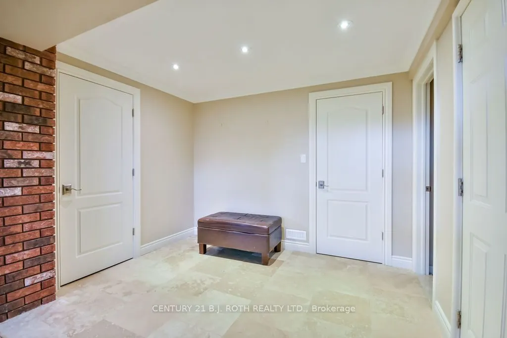 12 Noraline Avenue