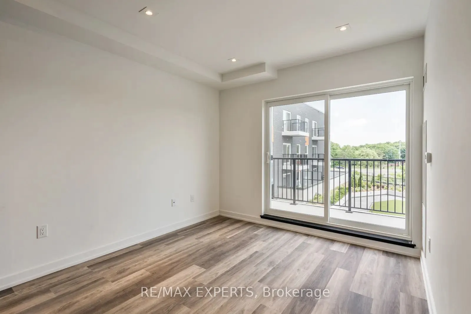 430 Essa Road, #302