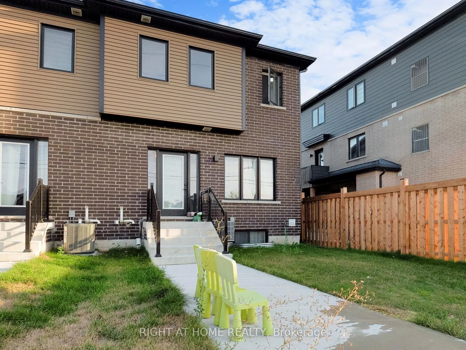 33 Pumpkin Corner Crescent