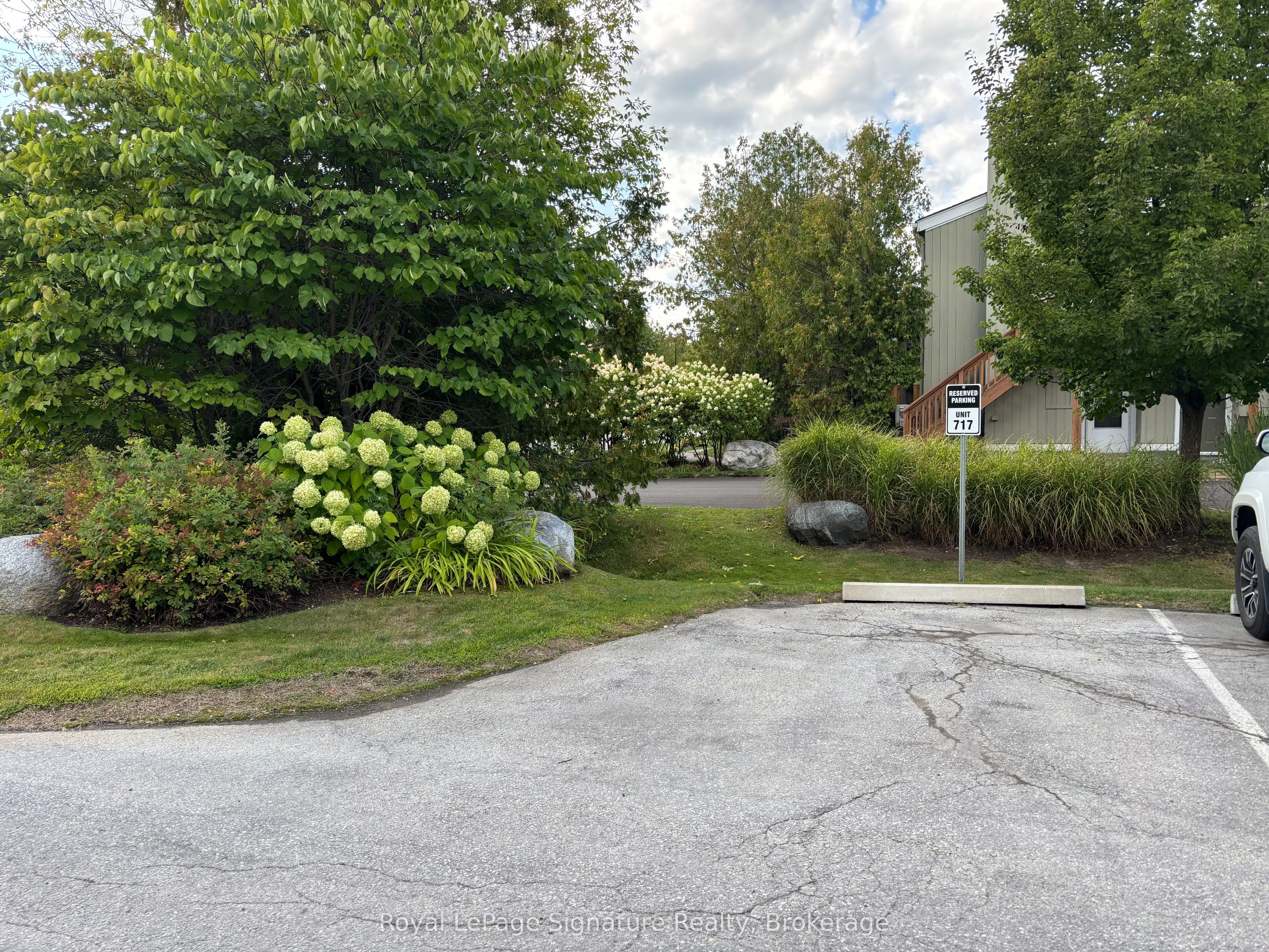 11 DAWSON Drive, #717