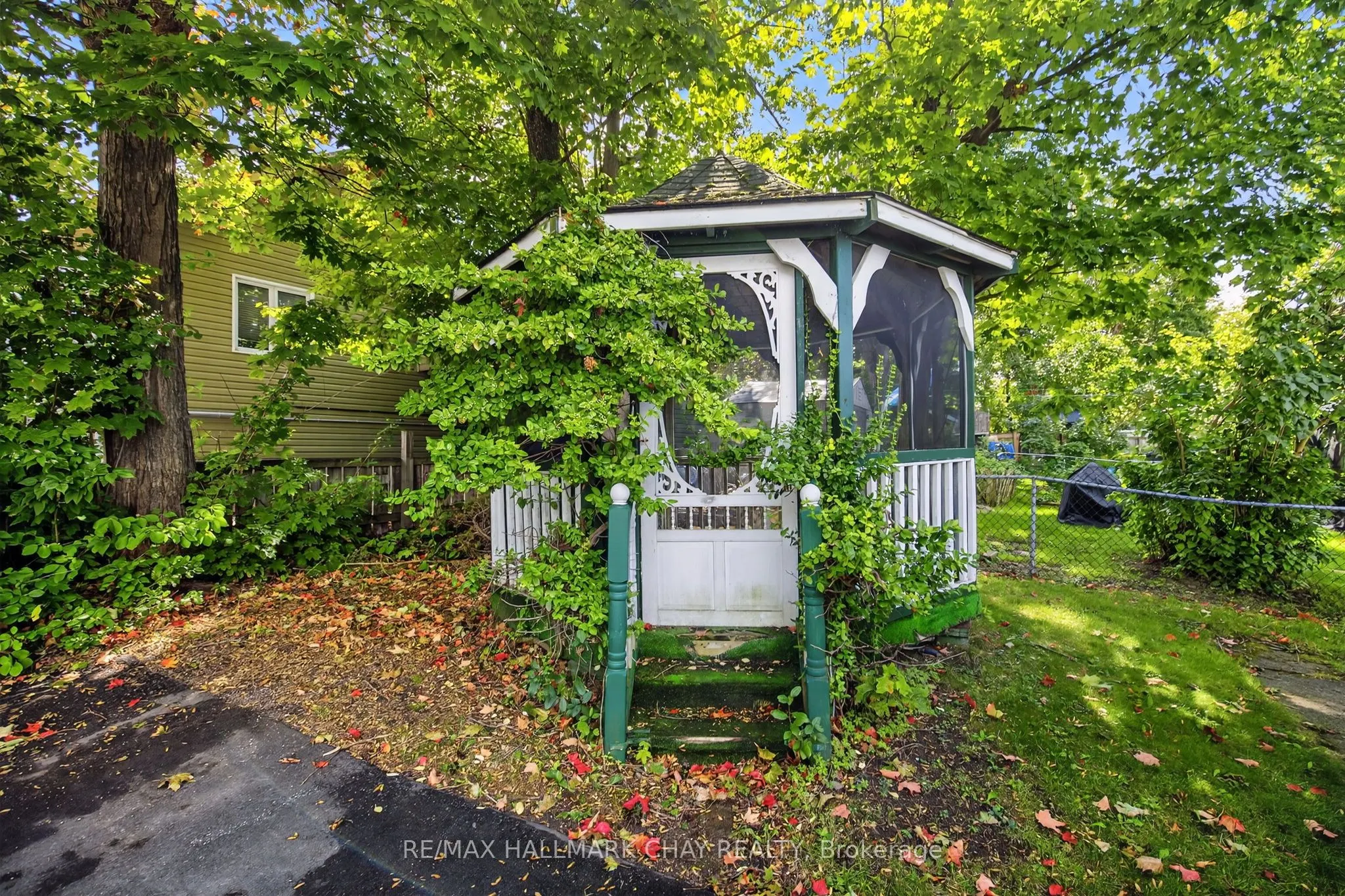 319 Mississaga Street W