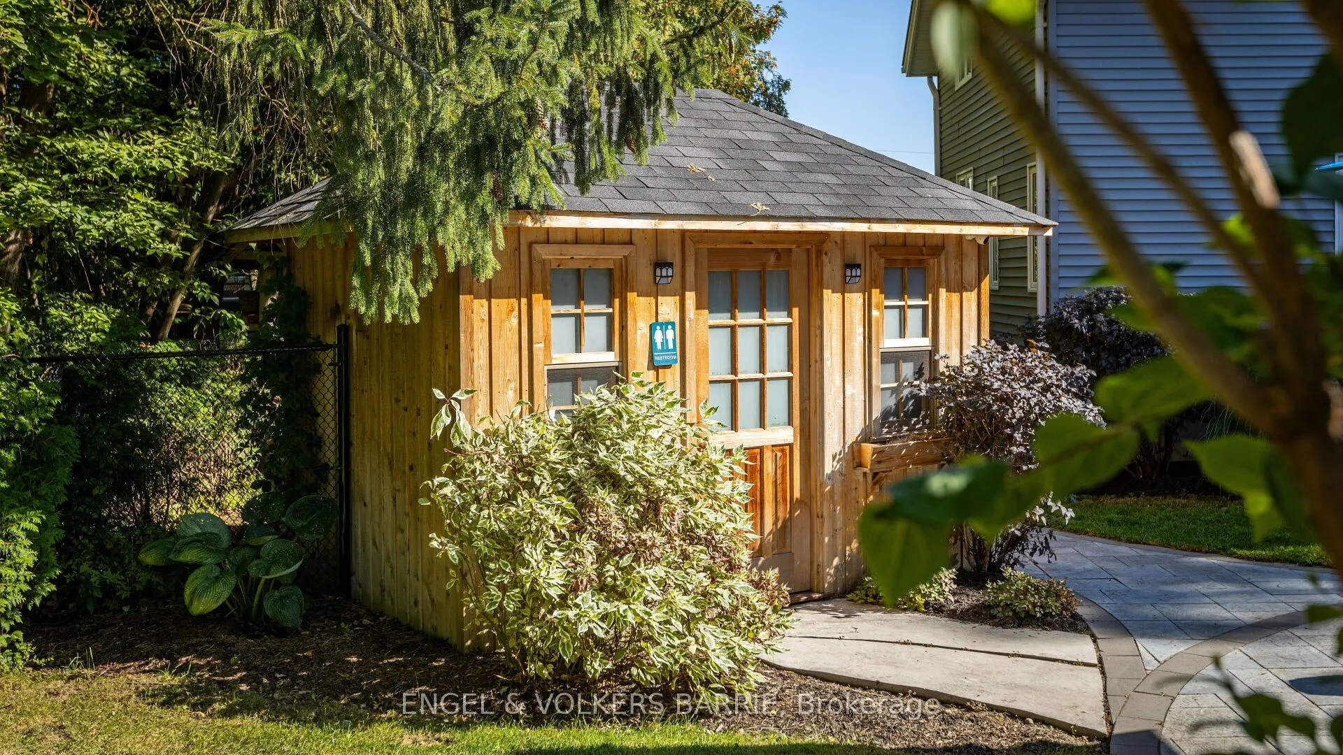 112 Lakeshore Road W