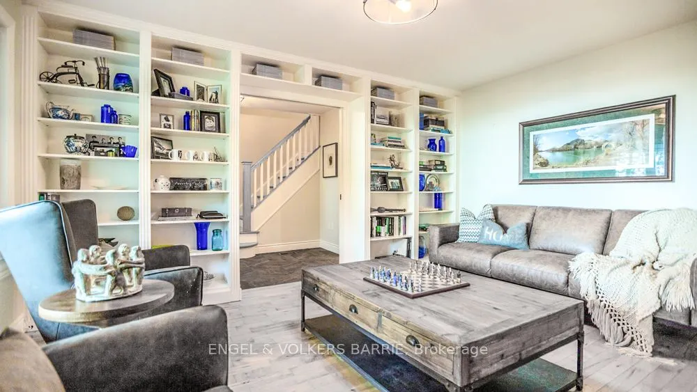 112 Lakeshore Road W