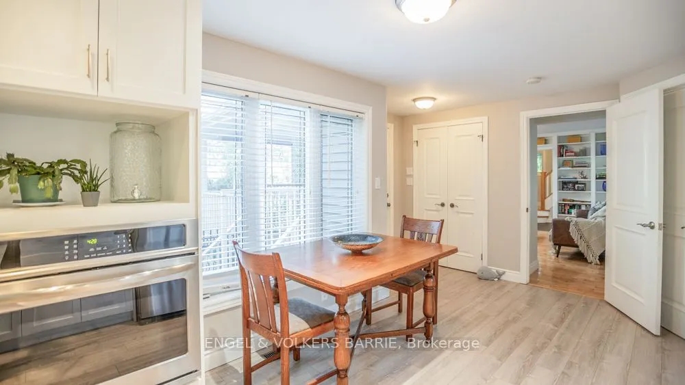 112 Lakeshore Road W