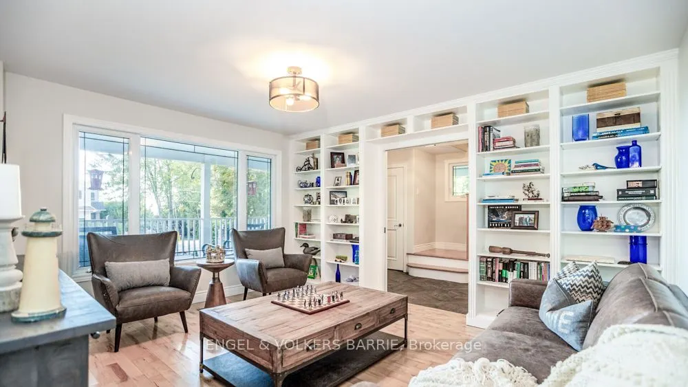 112 Lakeshore Road W