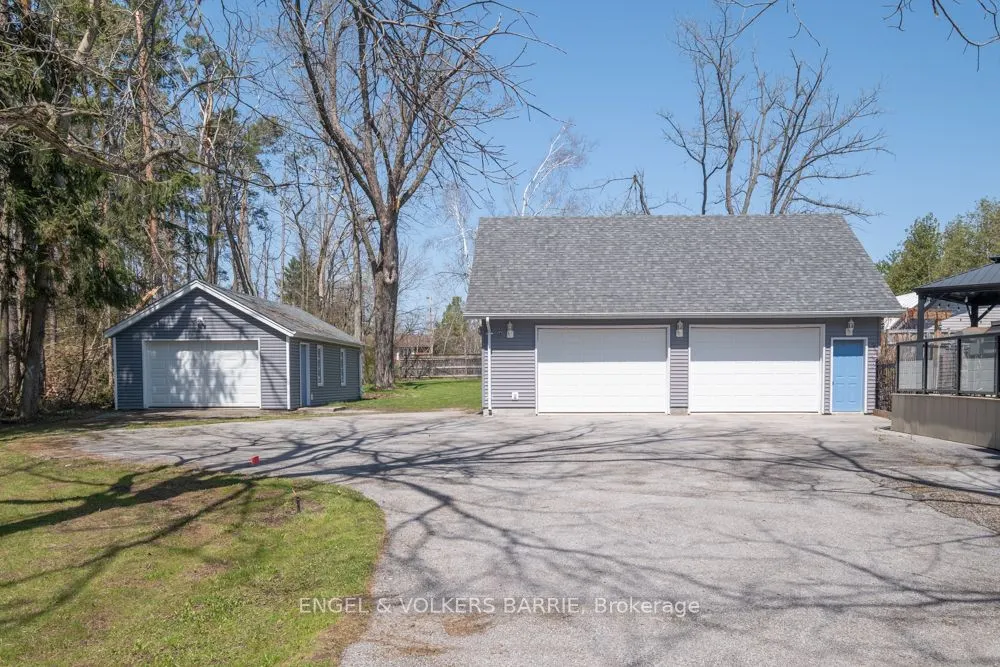 112 Lakeshore Road W