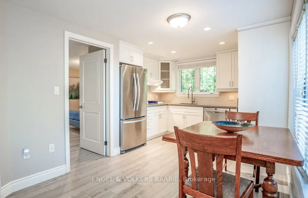 112 Lakeshore Road W