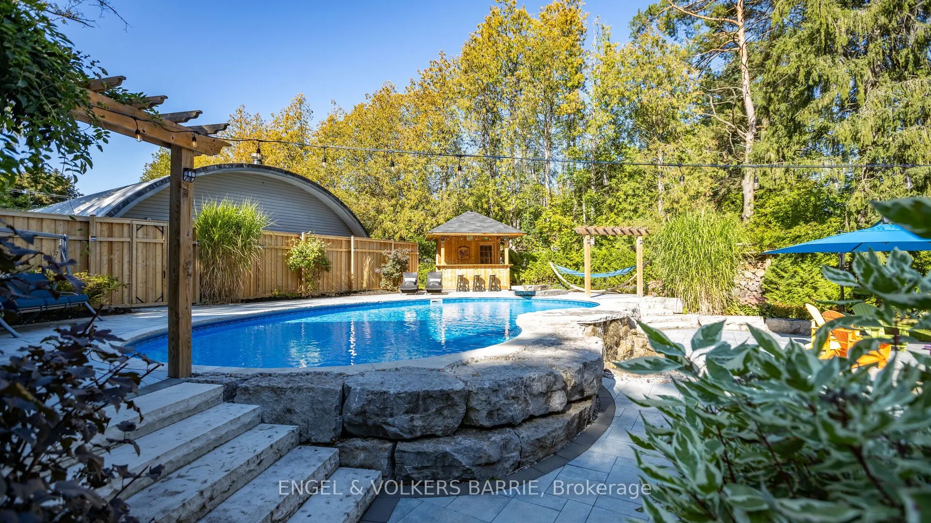 112 Lakeshore Road W