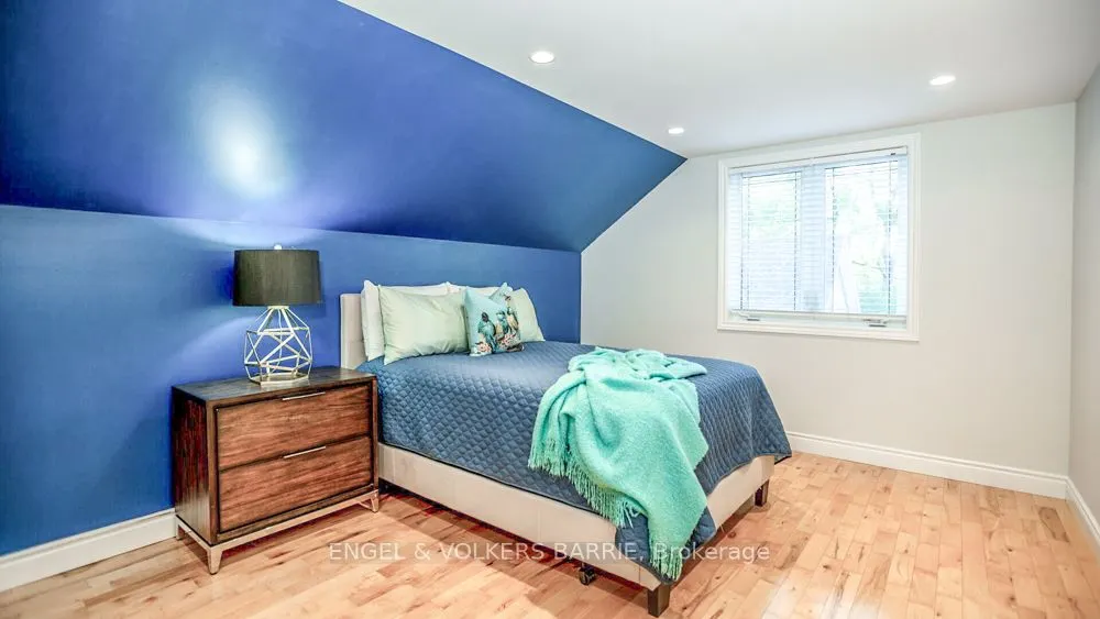 112 Lakeshore Road W