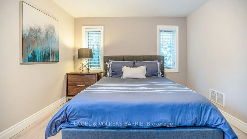 112 Lakeshore Road W
