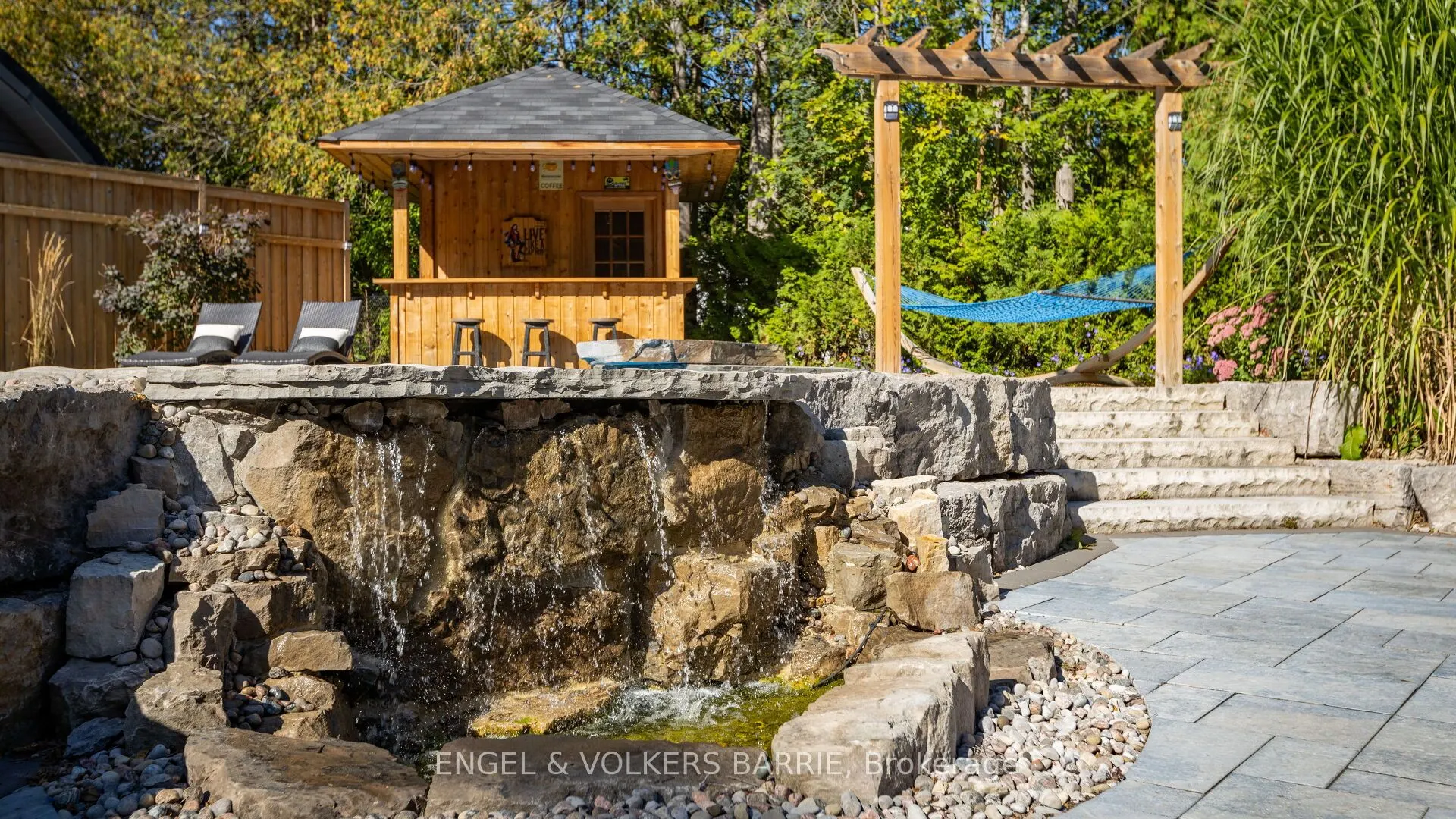 112 Lakeshore Road W