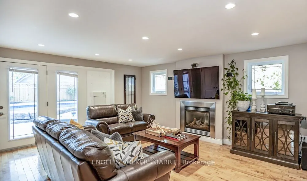 112 Lakeshore Road W