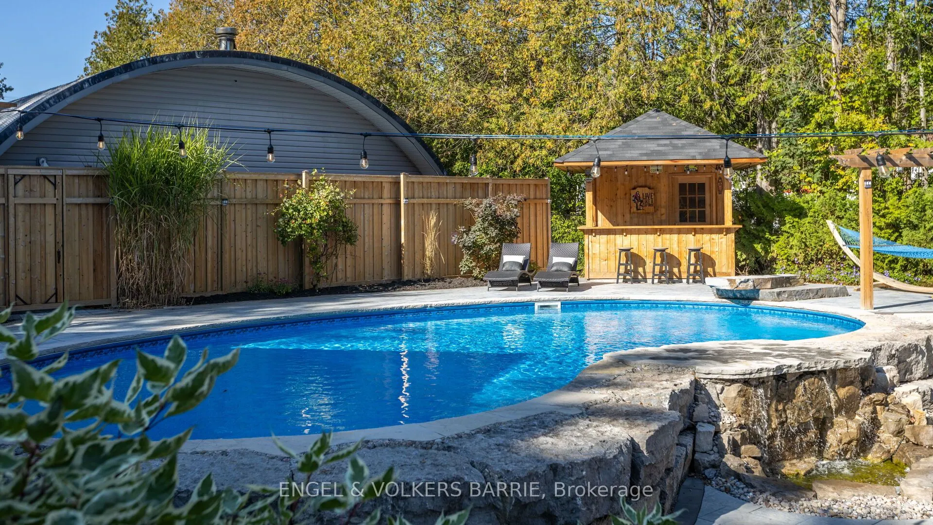 112 Lakeshore Road W