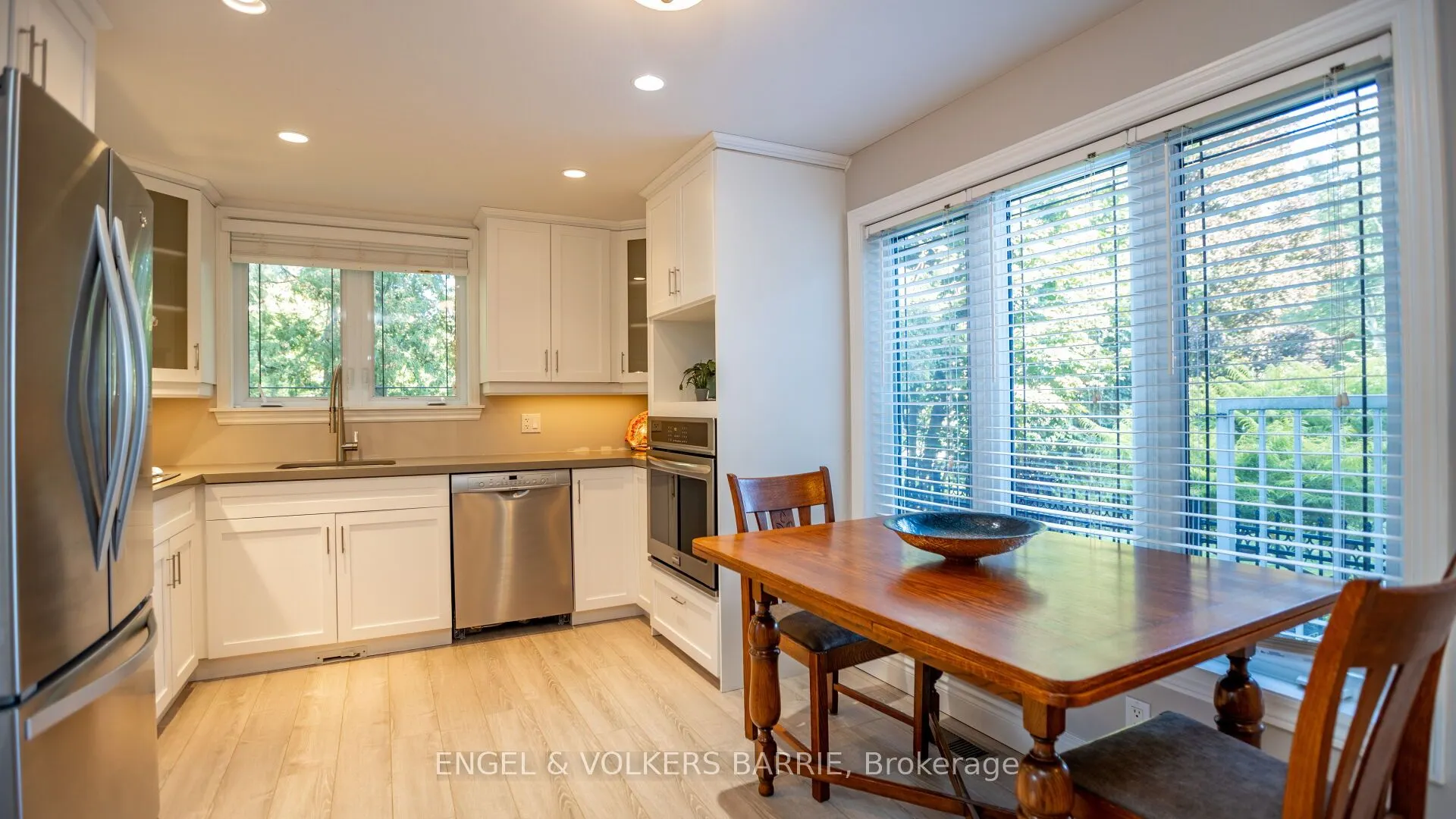 112 Lakeshore Road W