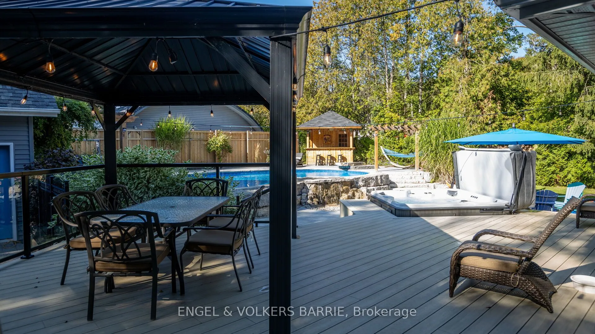 112 Lakeshore Road W