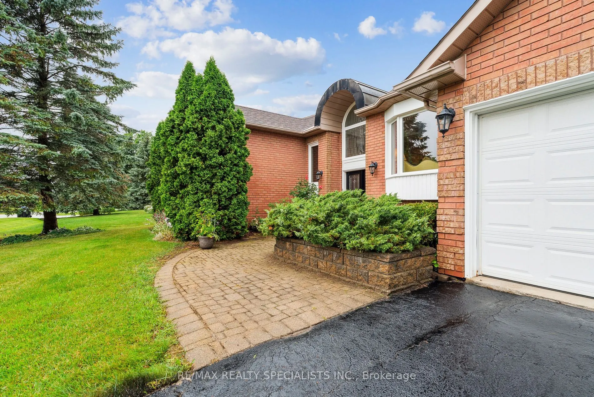 22 Lamont Creek Drive S