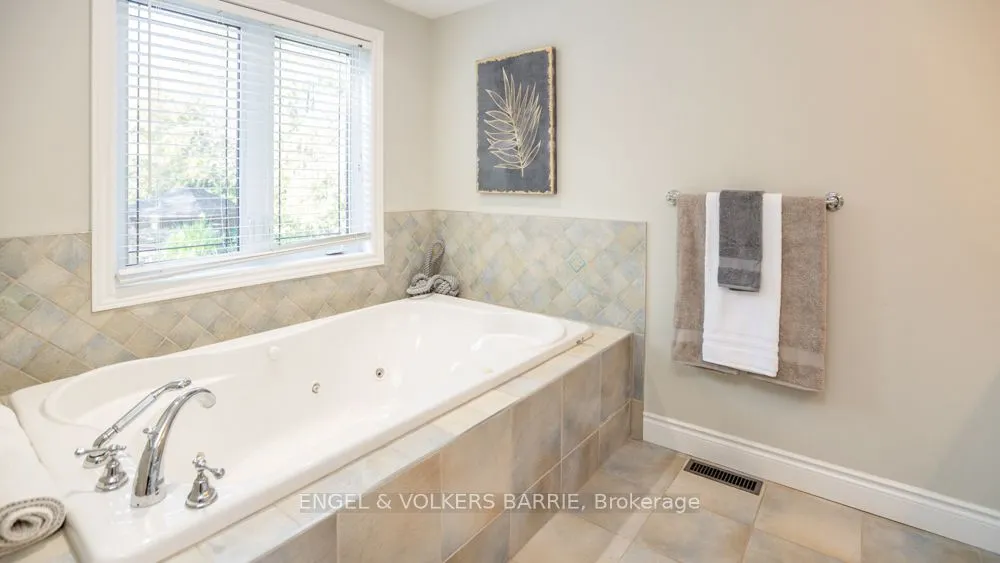 112 Lakeshore Road W