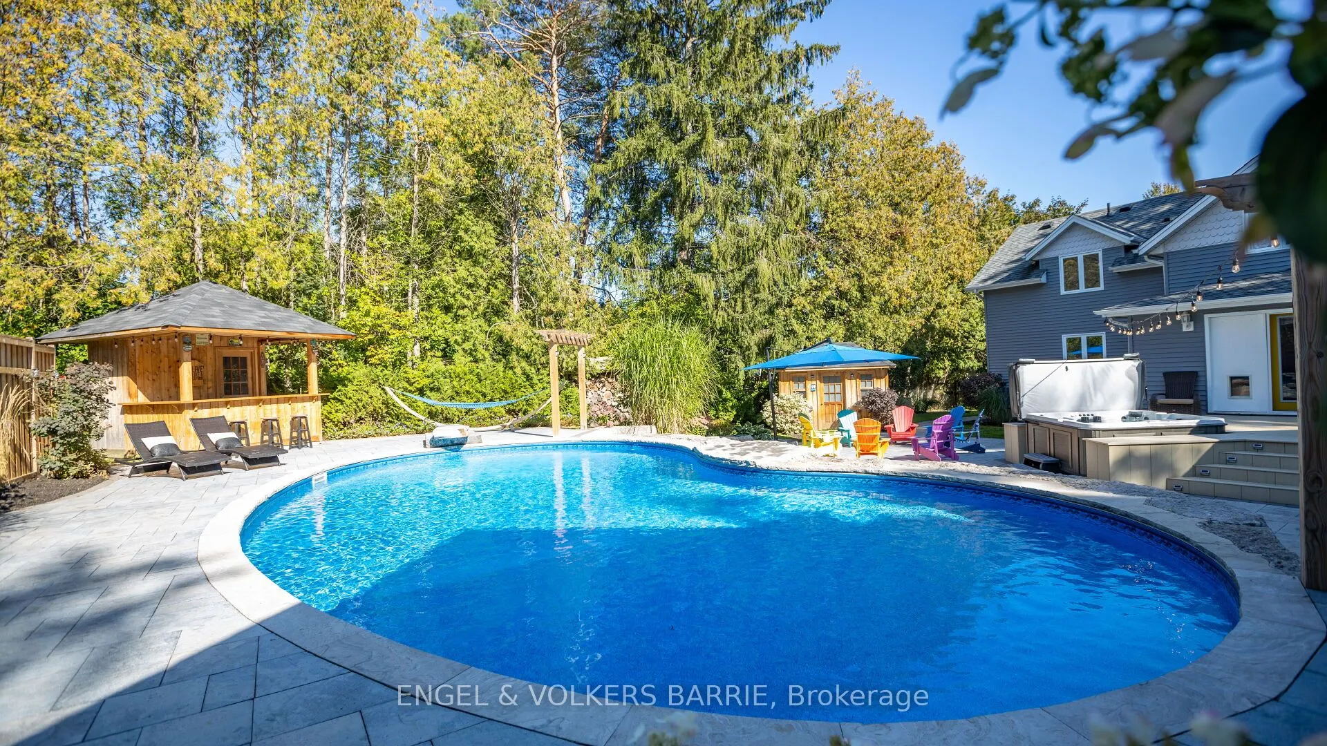 112 Lakeshore Road W