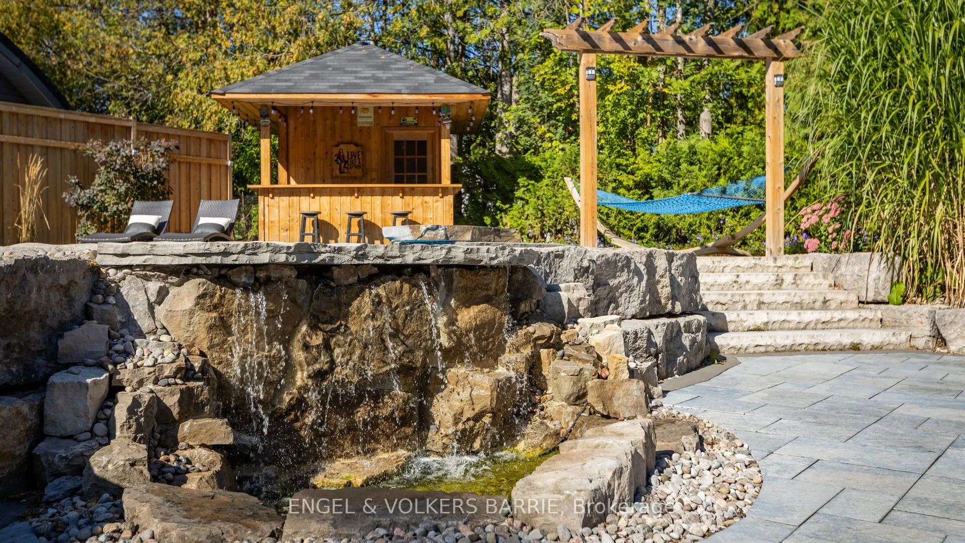 112 Lakeshore Road W