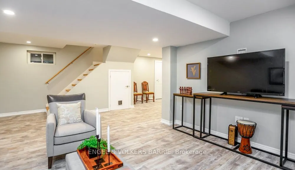 112 Lakeshore Road W