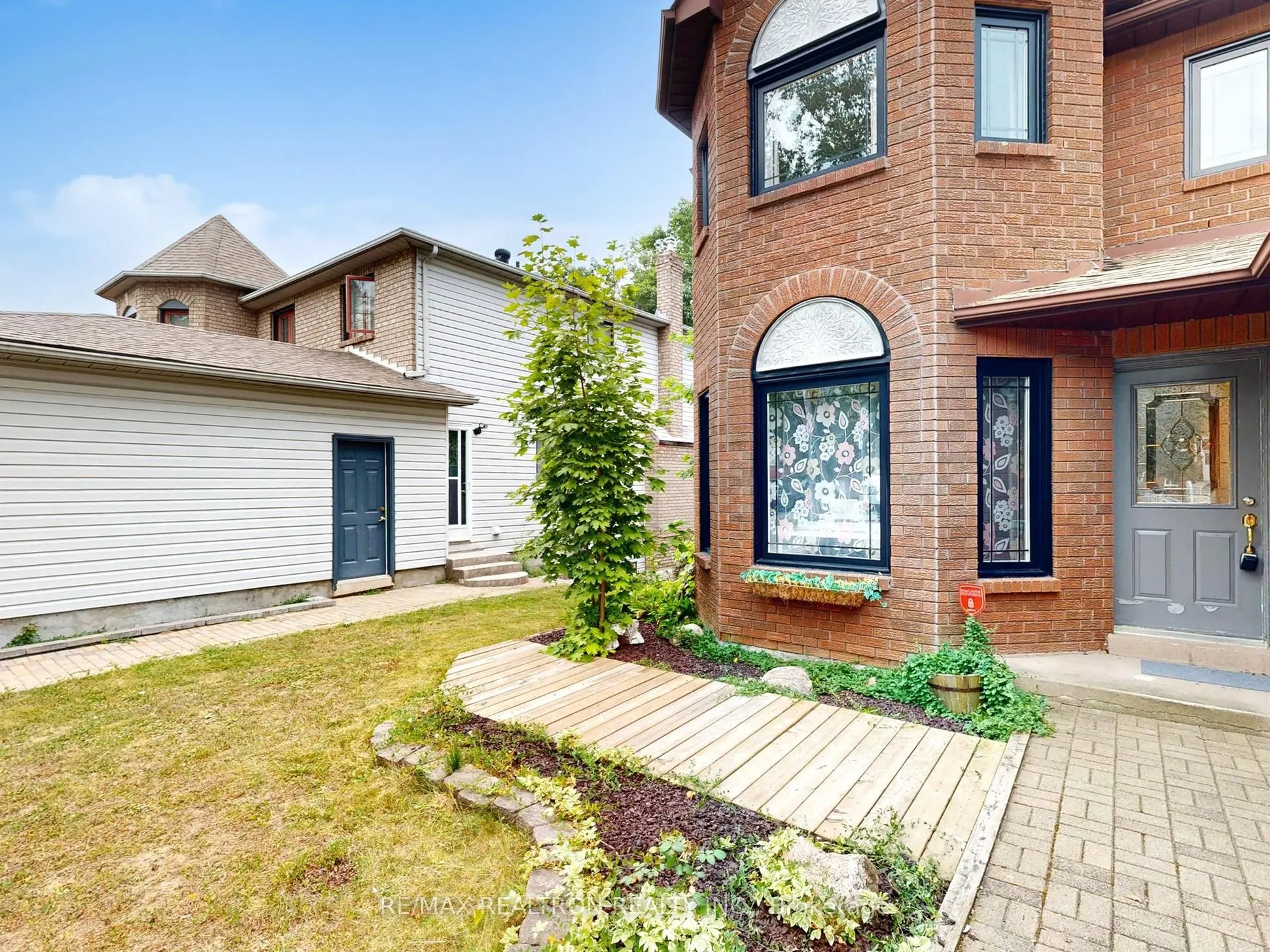 27 Moore Place, #Main & 2nd Flr