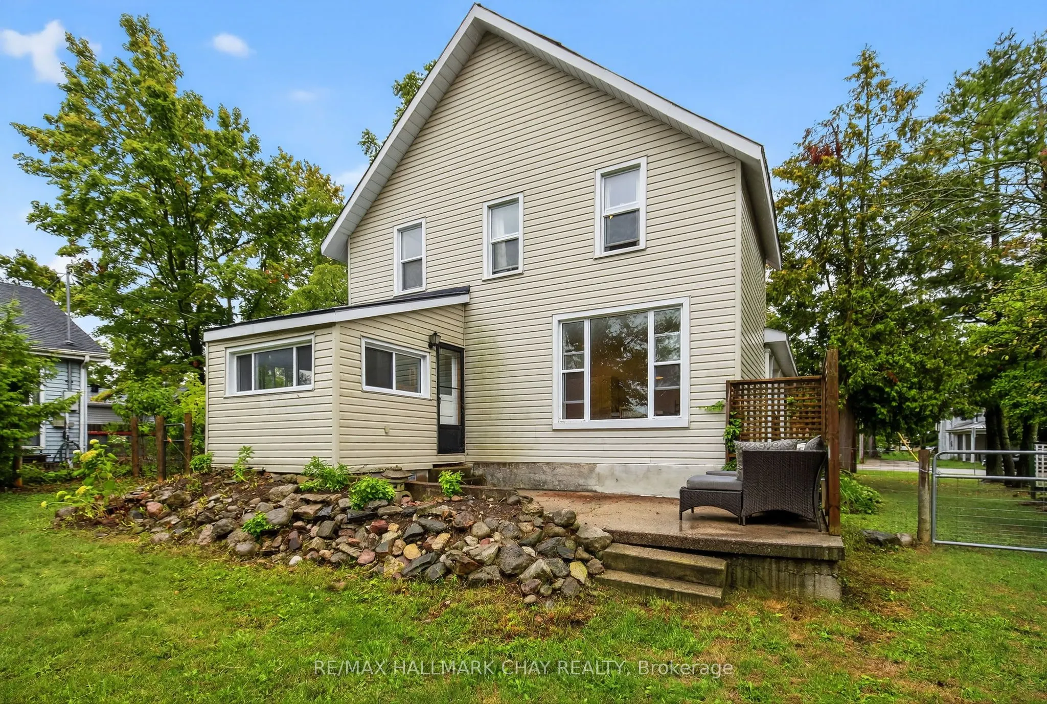 400 Peter Street N
