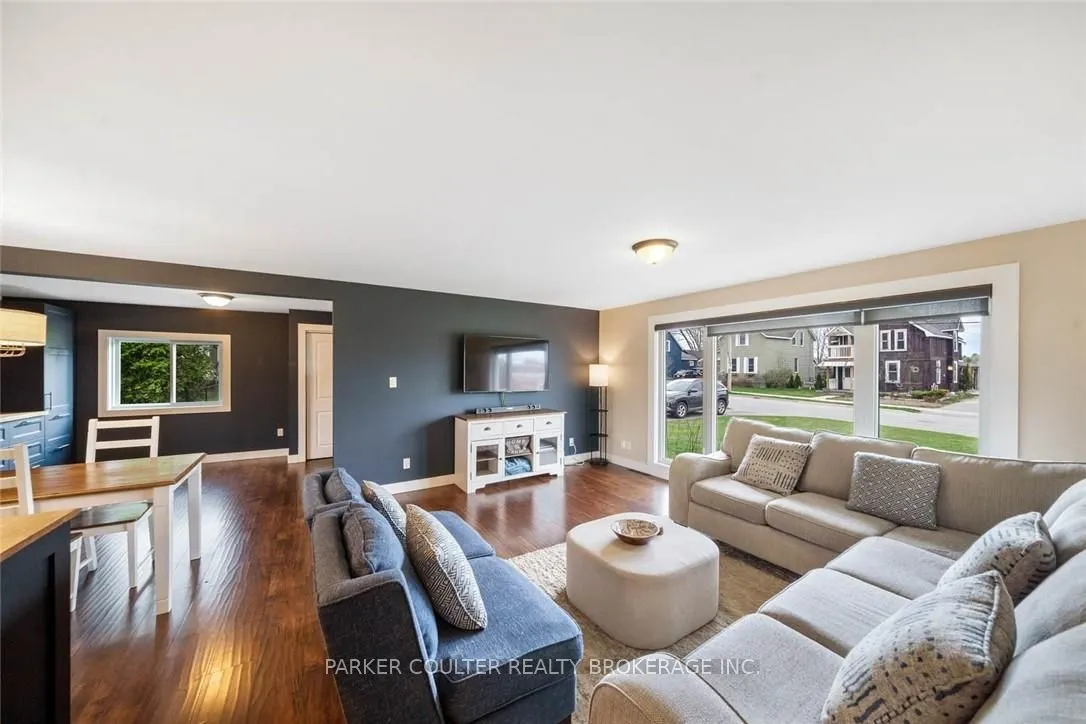 11 Albert Street E