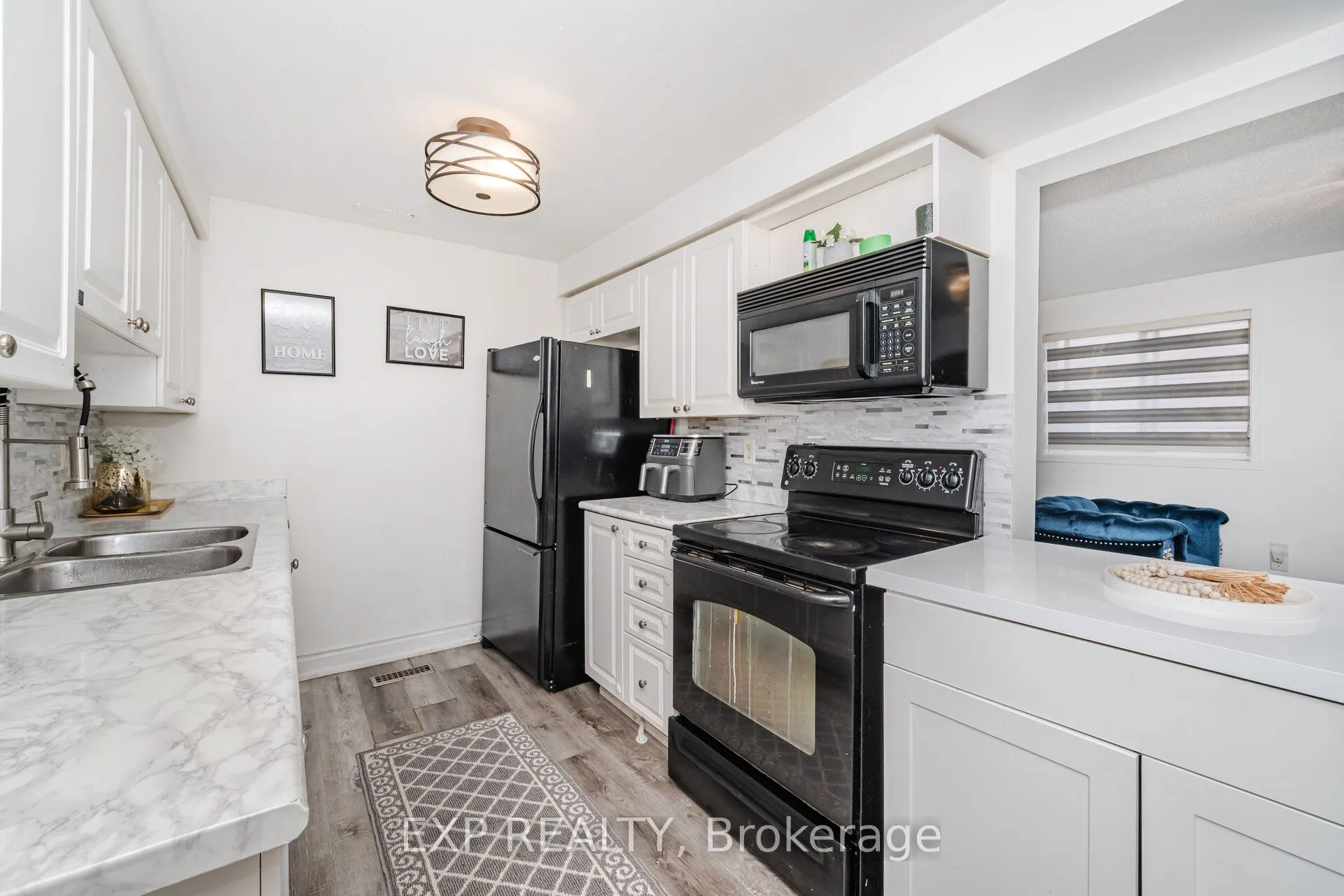145 Courtney Crescent