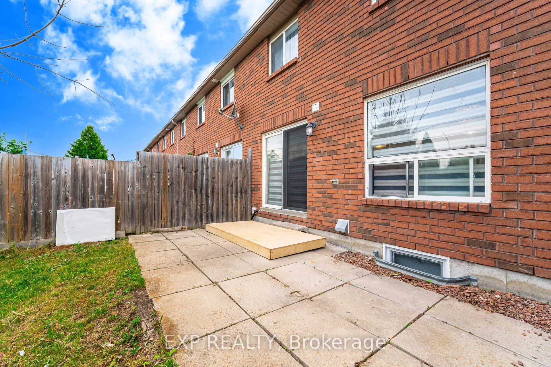 145 Courtney Crescent