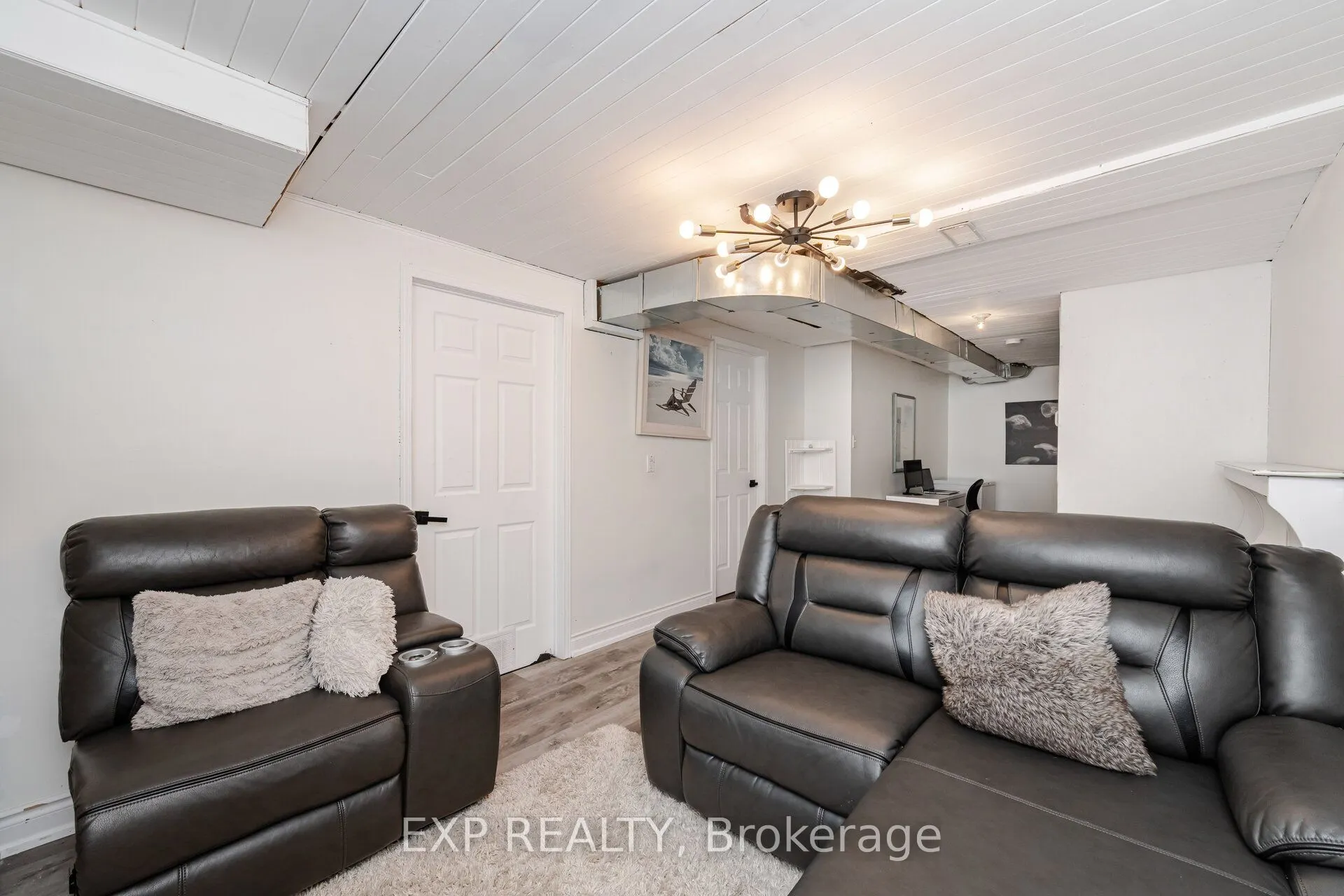 145 Courtney Crescent