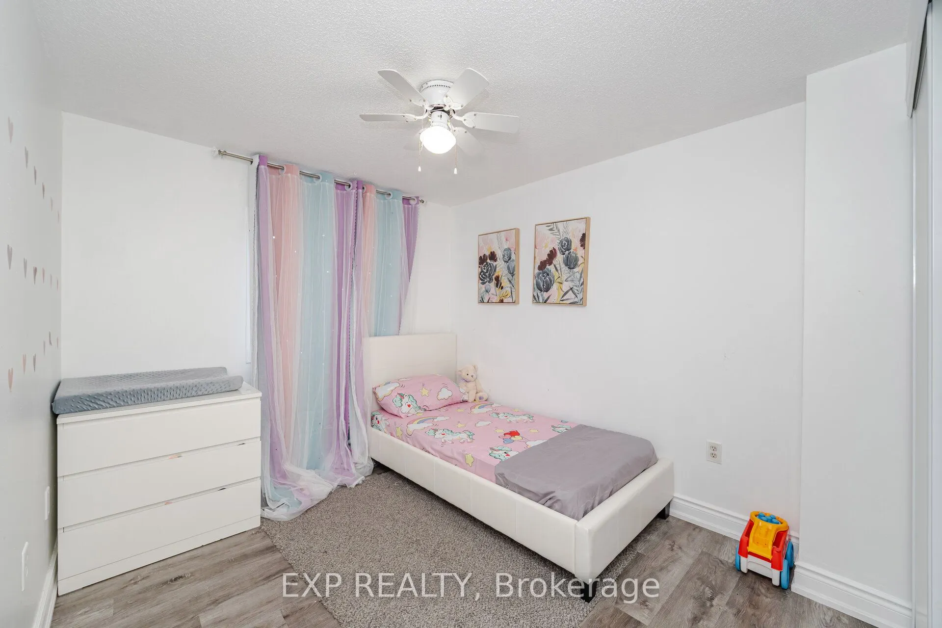 145 Courtney Crescent