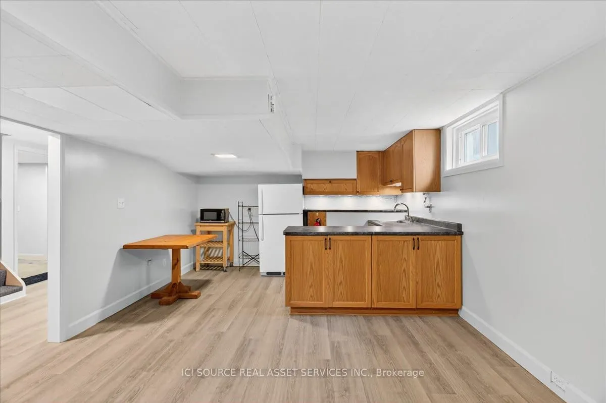 223 Mississaga Street W
