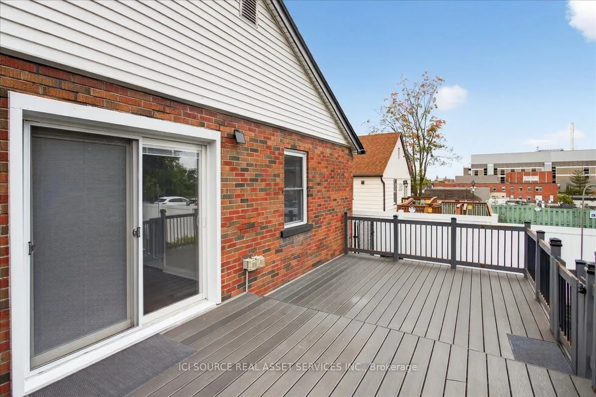 223 Mississaga Street W