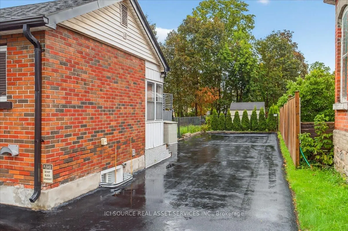 223 Mississaga Street W