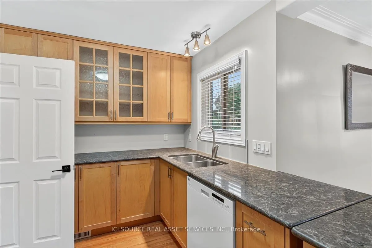 223 Mississaga Street W