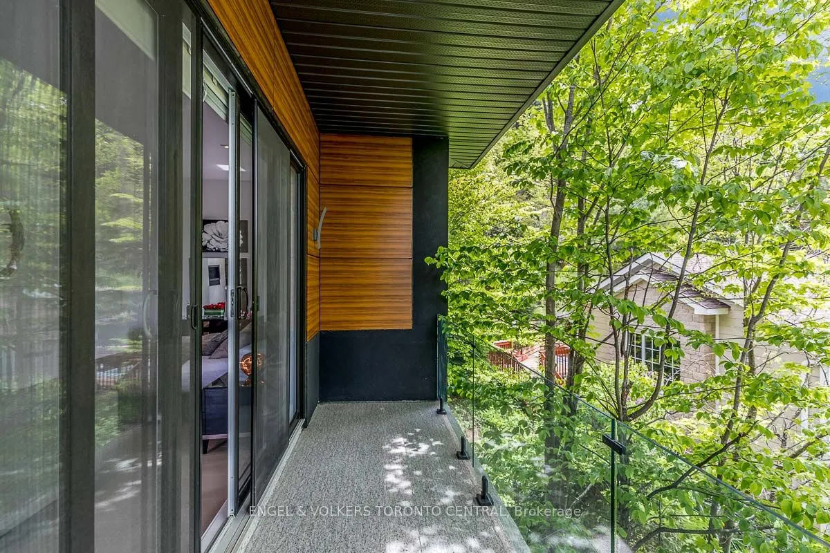 16 Valleycrest Drive
