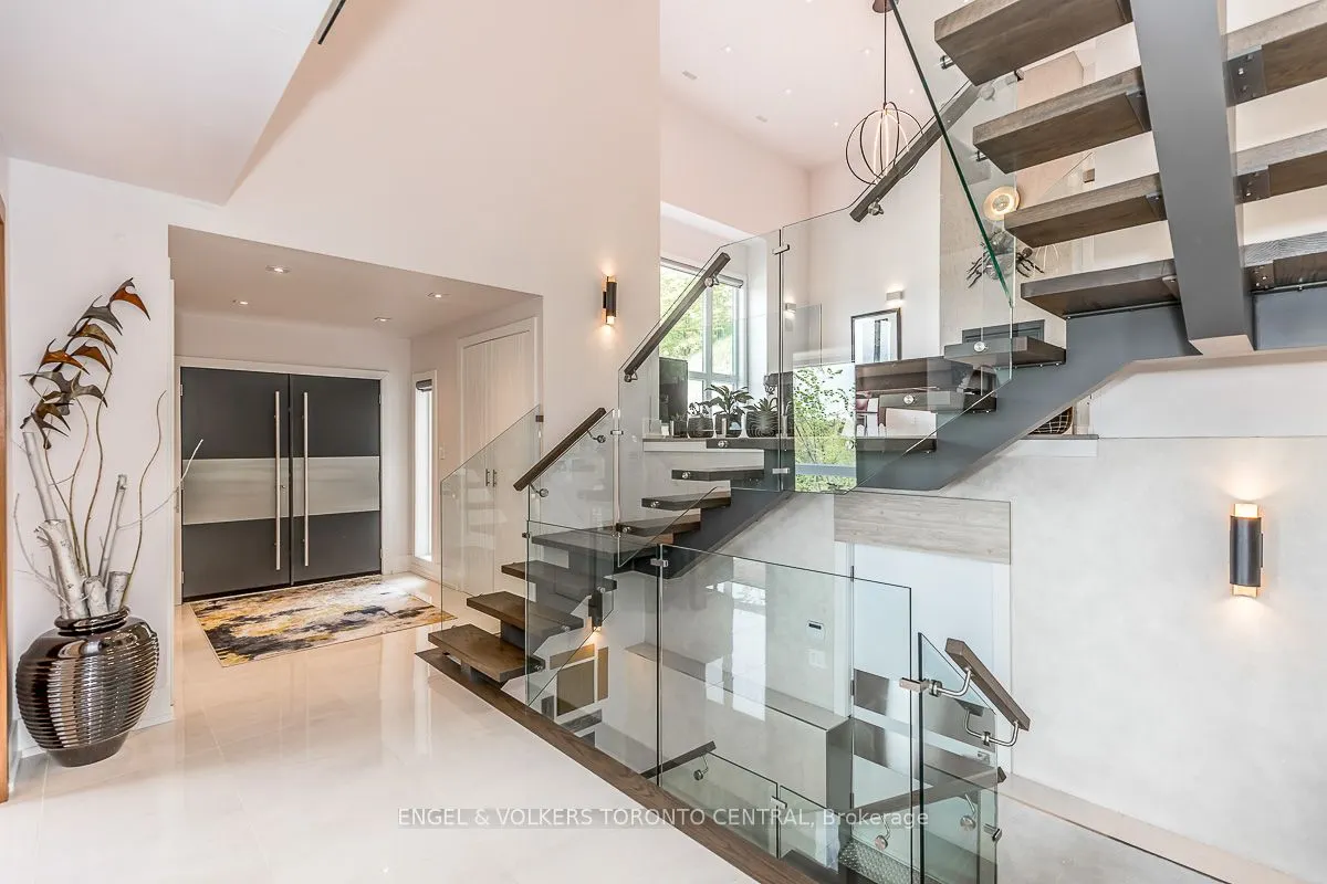 16 Valleycrest Drive