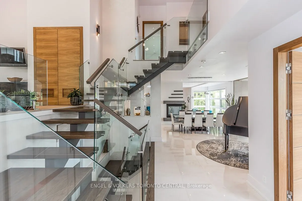16 Valleycrest Drive