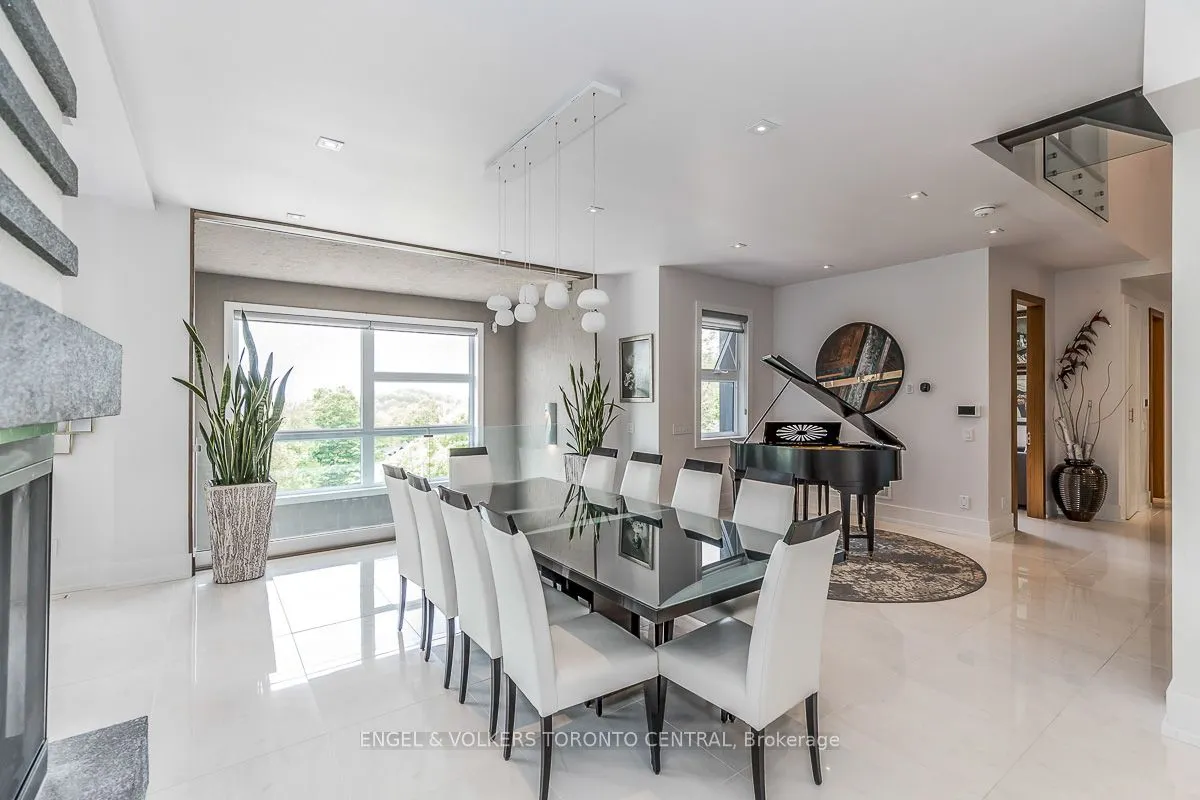 16 Valleycrest Drive
