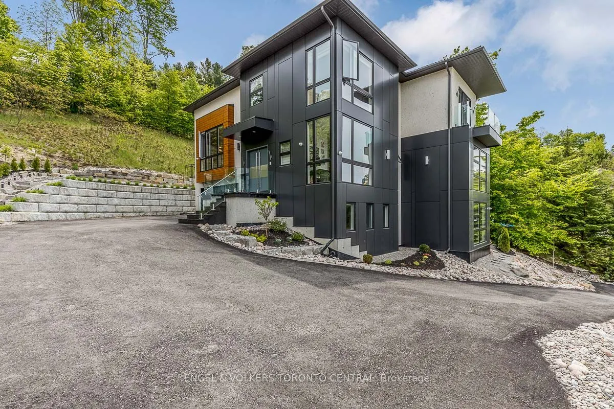 16 Valleycrest Drive