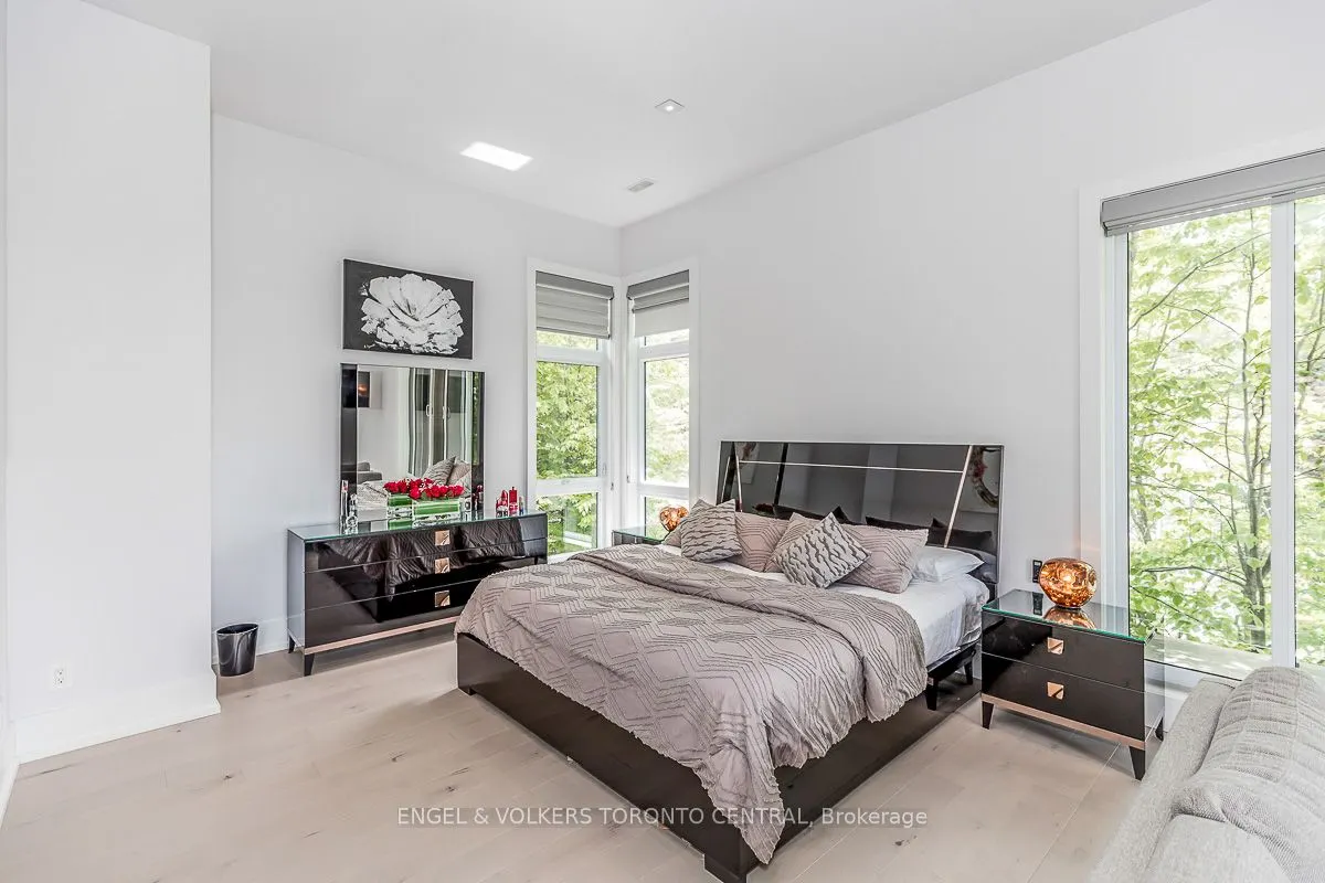 16 Valleycrest Drive