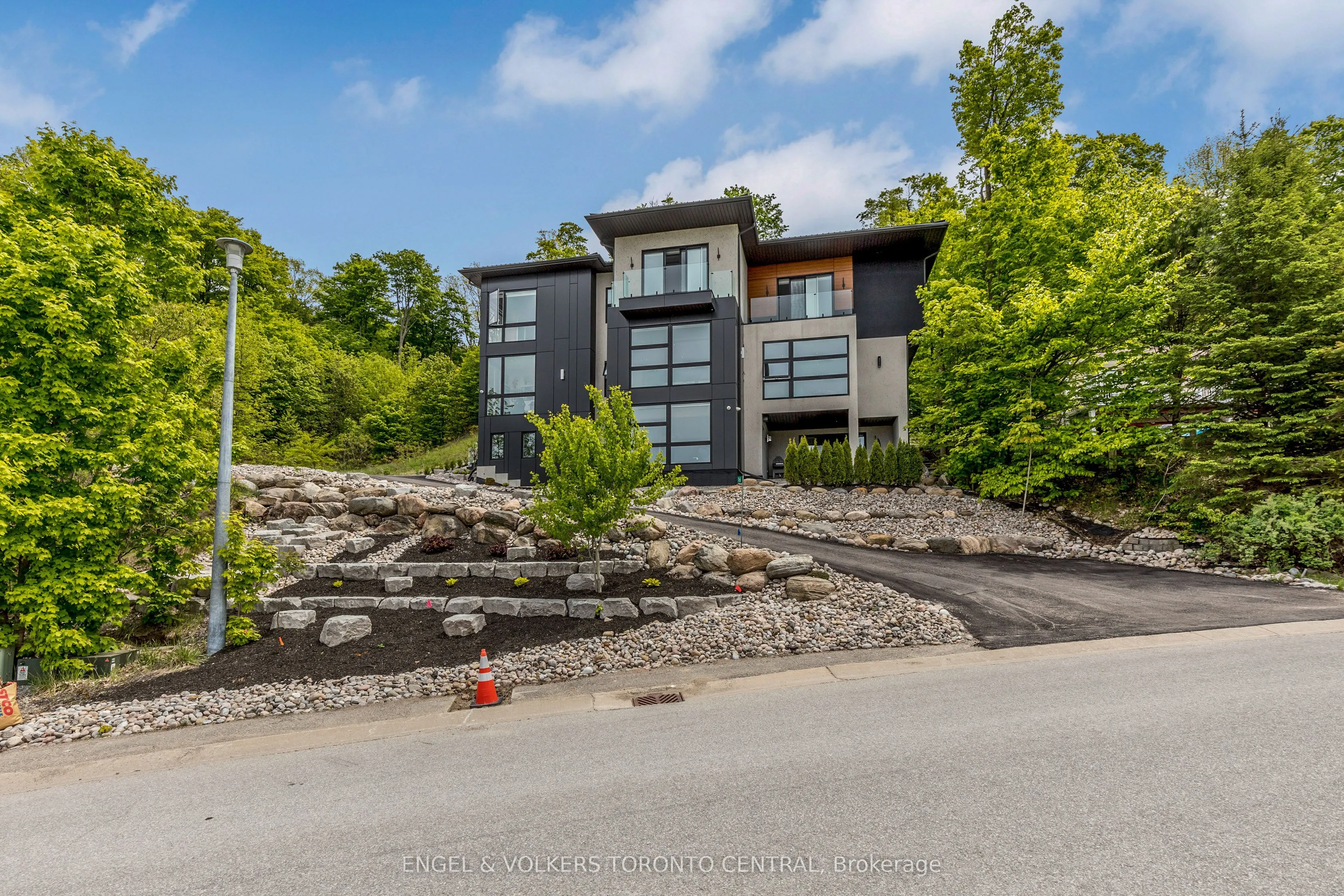 16 Valleycrest Drive