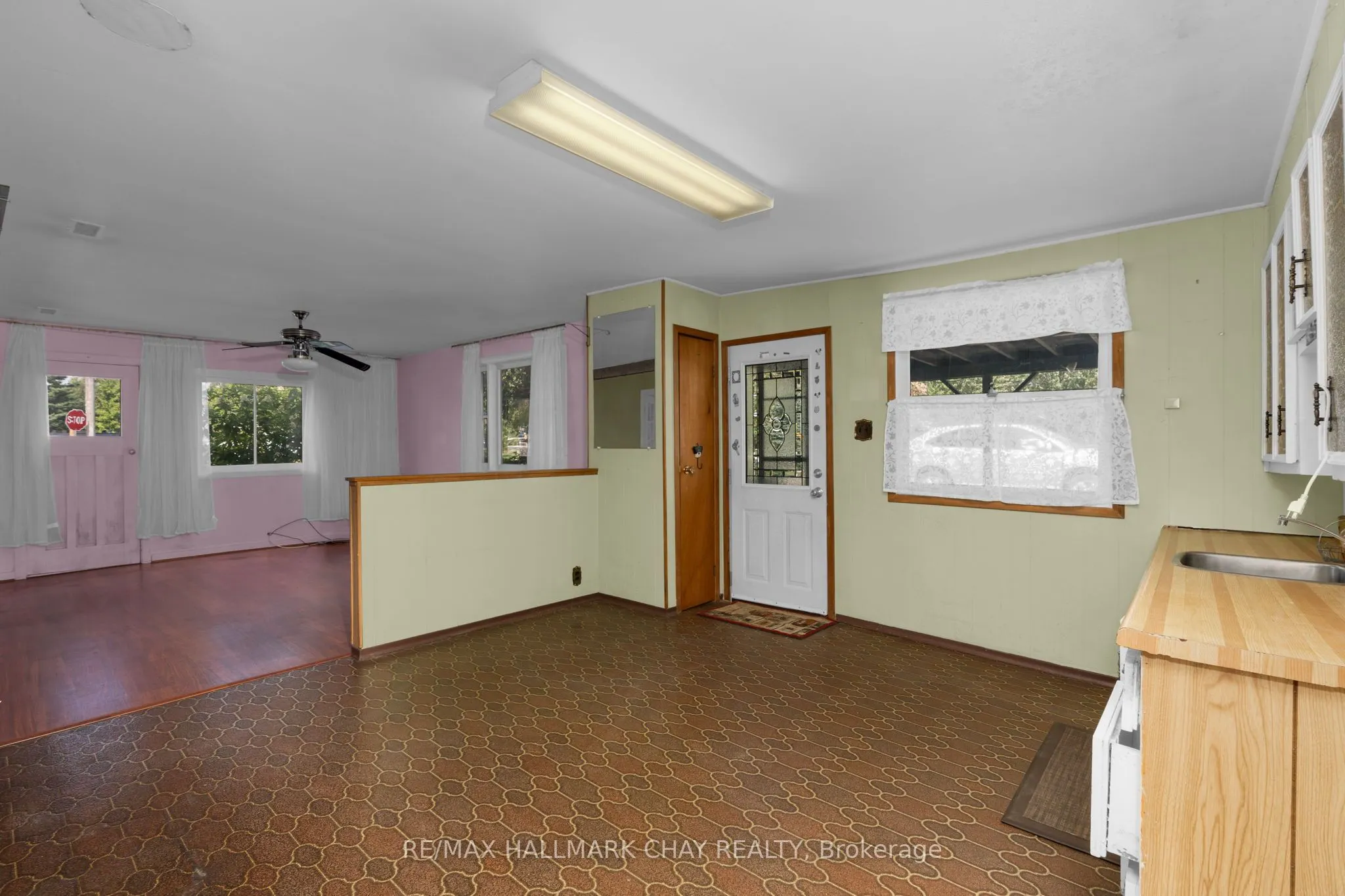 7 Caroline Street E
