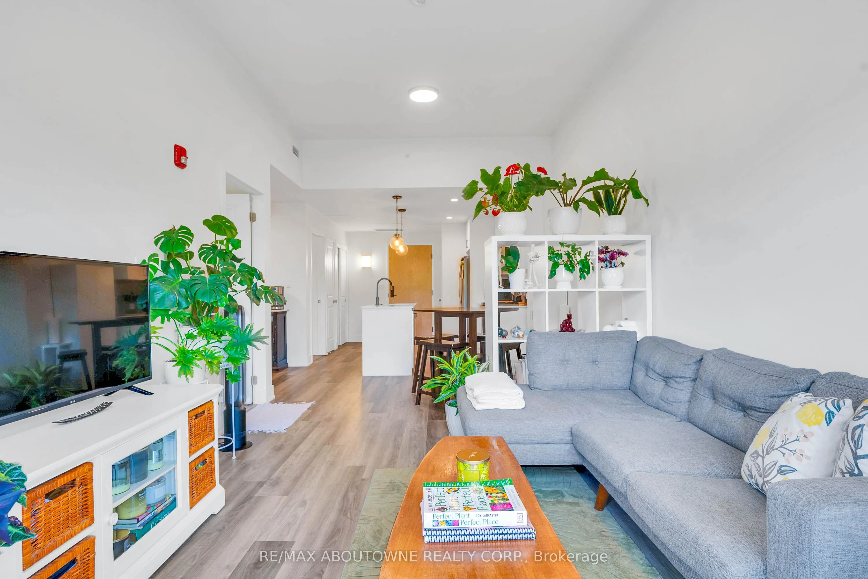 121 Mary Street, #414