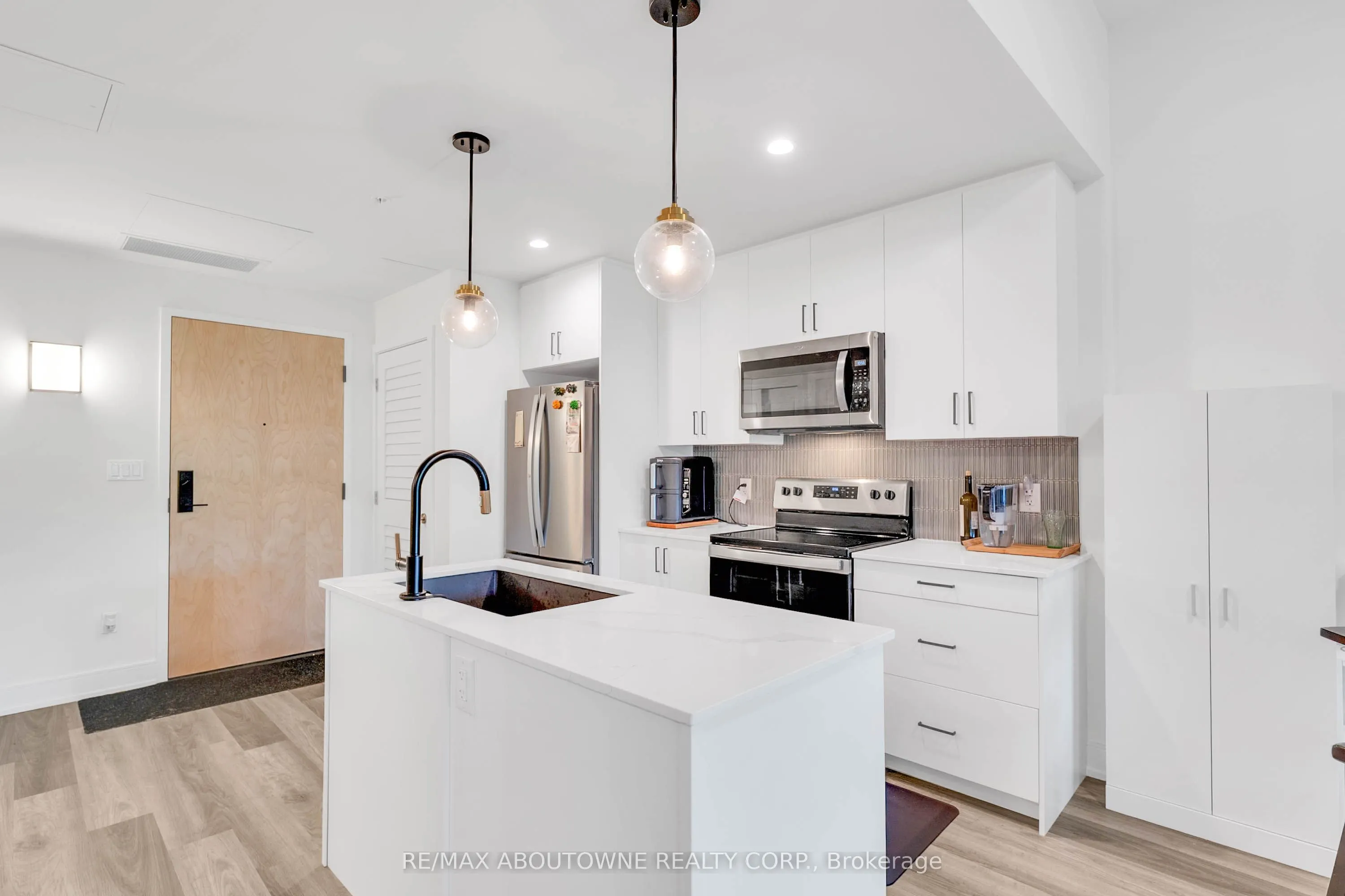 121 Mary Street, #414
