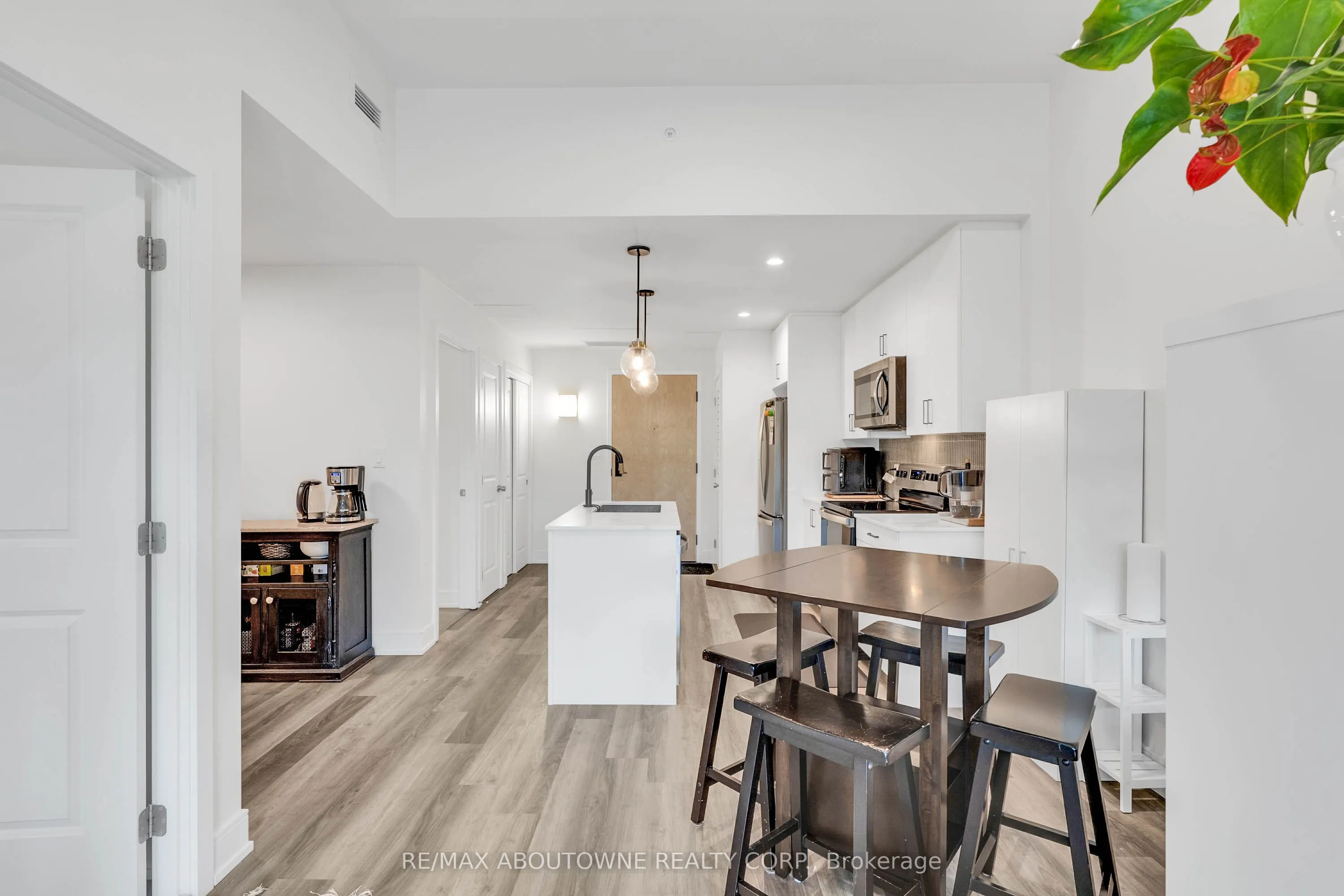 121 Mary Street, #414