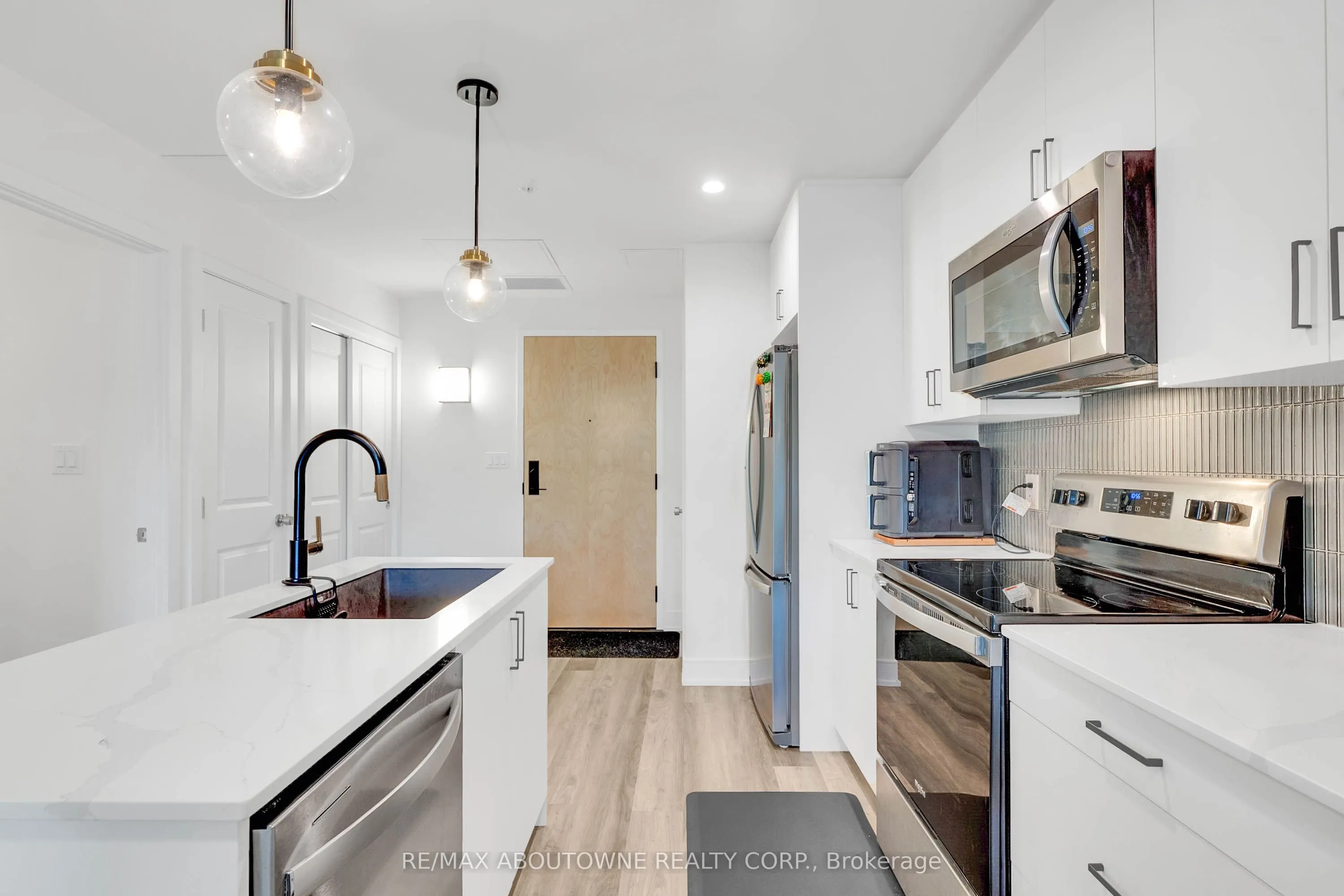 121 Mary Street, #414