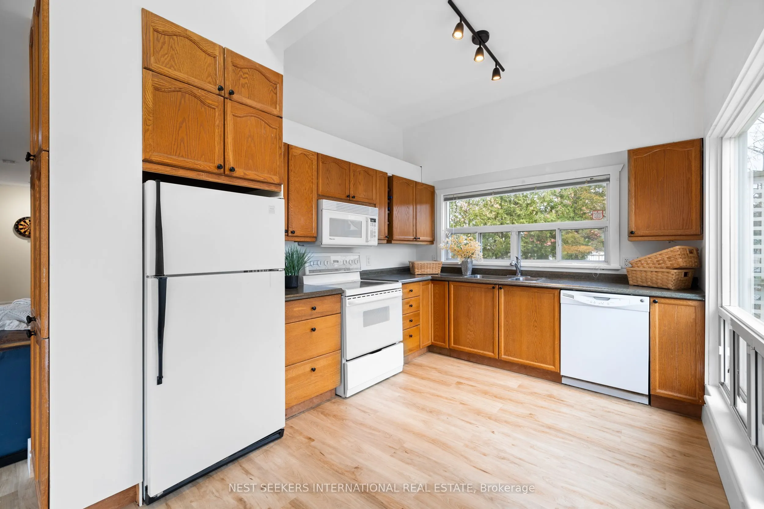 20 Tiny Beaches Road N